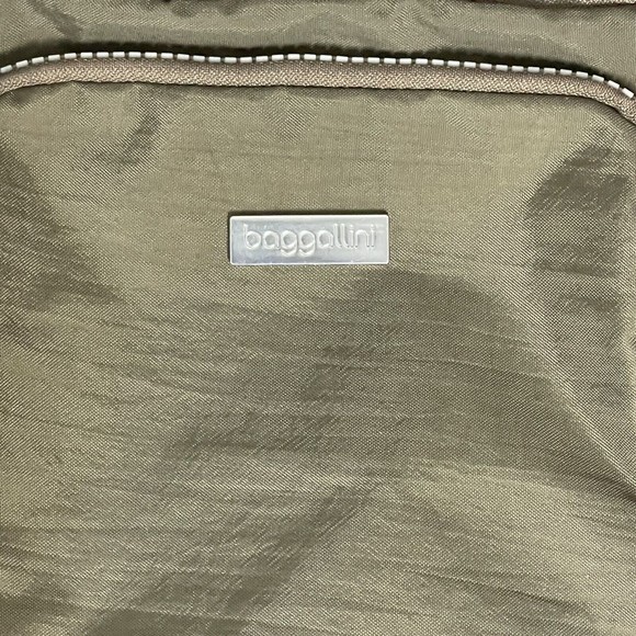 Baggallini Crossbody Purse Travel Tan Khaki Excellent Condition - Picture 4 of 16